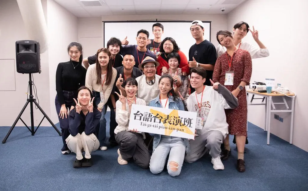 藝人許效舜(中,戴帽者)參與公視台語台課程,強調「越在地越國際」而語言是文化的根,表演者的台語底氣必須從生活累積。(圖/公視台語台提供)