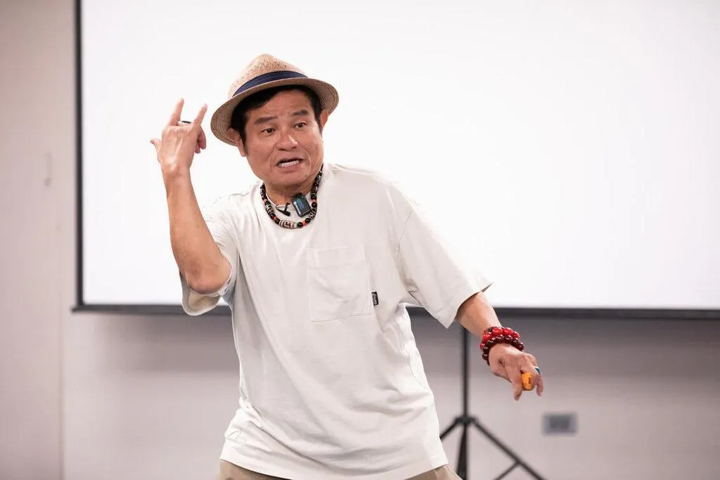 藝人許效舜參與公視台語台課程,以自創曲「心愛的謝謝」分享表演的靈魂來自生活。(圖/公視台語台提供)