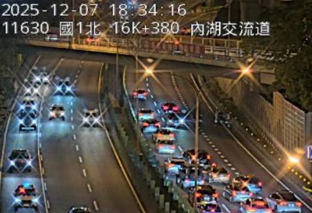 國道1號南下內湖段16.6公里處,於7日傍晚6時許,發生一起兩車相撞的交通意外。(圖/翻攝畫面)