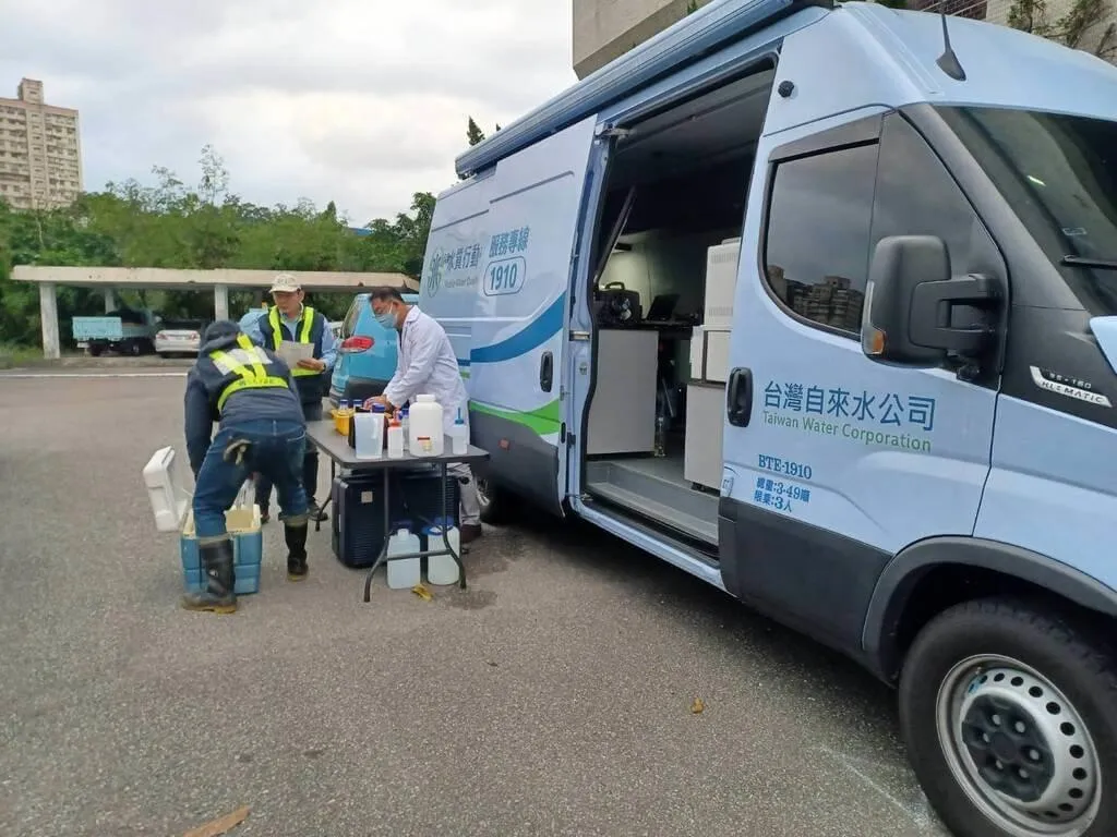 基隆八堵抽水站遭油汙染影響飲用水供應，台水公司派水質檢驗 車掌握現場水質狀況。（圖／台水公司提供）
