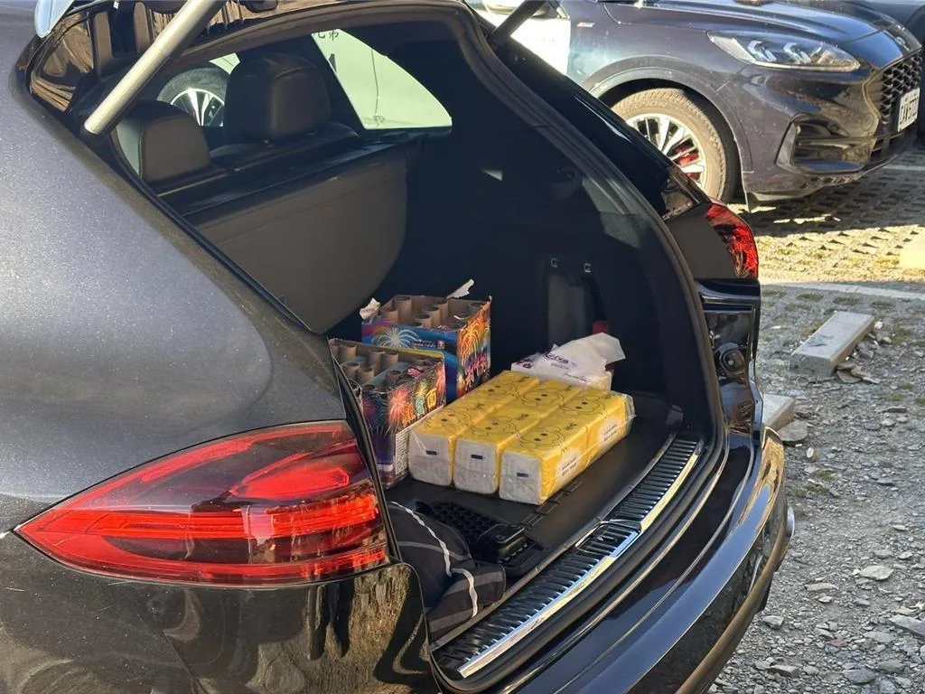 駕駛承認有燃放煙火，車廂內亦發現未施放的煙火。（圖／太管處提供）
