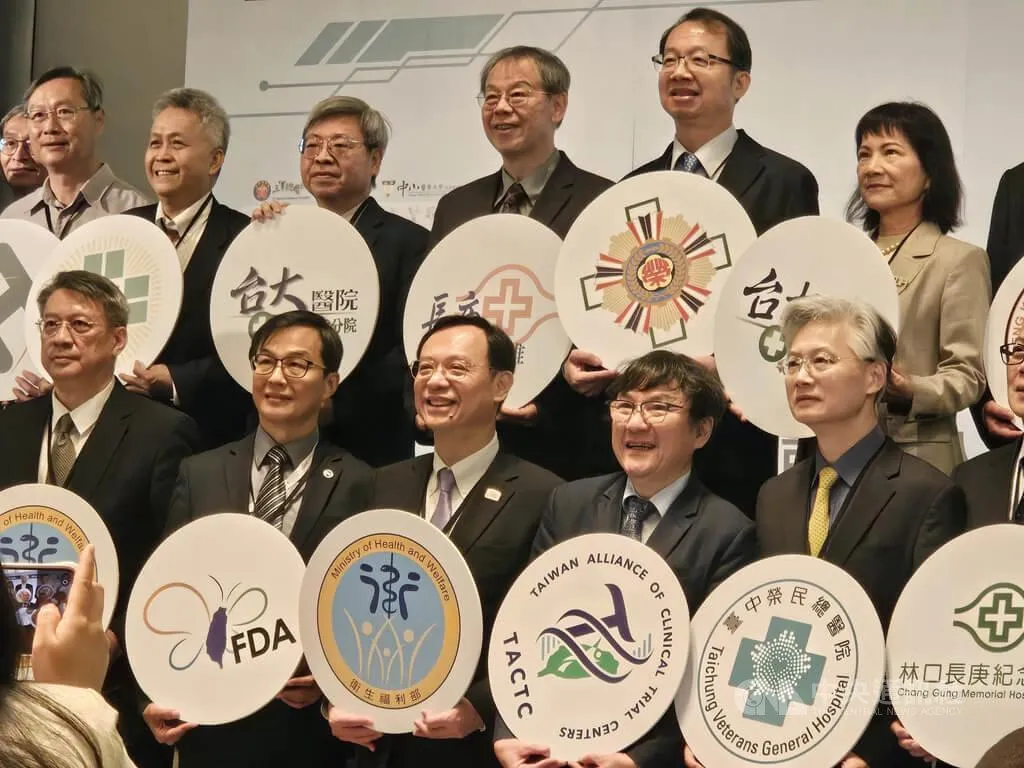 「台灣臨床試驗中心聯盟」8日正式成立，盼突破制度與流程效率限制，病人可以更早接觸尚未上市的潛力新藥。衛福部長石崇良（前左3）盼聯盟成立達到三贏策略。（圖／中央社）