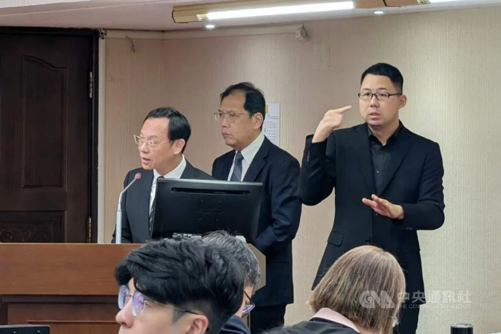 醫美管理受矚，衛福部長石崇良（後左）10日在立法院社會福利及衛生環境委員會答詢表示，自己也不認同視家醫科為大外科，而急診科訓練與外科也有落差，將再與醫界討論。(圖/中央社)