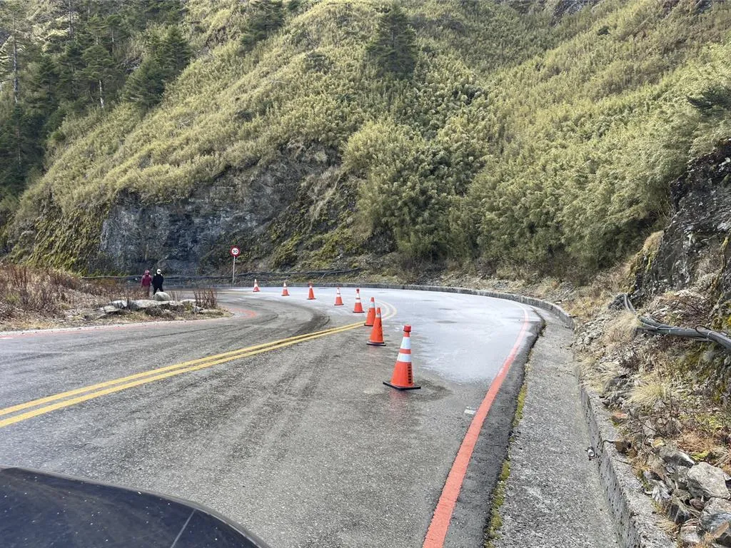 隨著天氣愈來愈冷，山區道路積雪、結冰機會更高，將影響行車安全。（圖／警方提供）