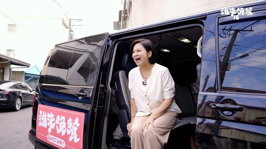 演員楊貴媚擔任公視節目《誰來晚餐》來賓，大方在節目中分享成長故事，提到母親常叮嚀要嘴甜，就算做錯事也比較容易能獲得原諒，如今已出社會多年的她，回想起這段話更有體會。（圖／公視提供）
