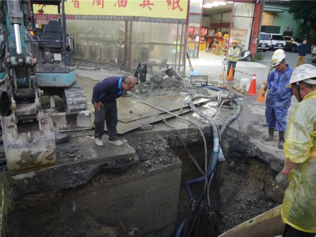新北市五股區發生送水管疑因地震或重車輾壓導致管道裂開漏水，停水搶修影響2765戶。（圖／中時／吳嘉億攝）