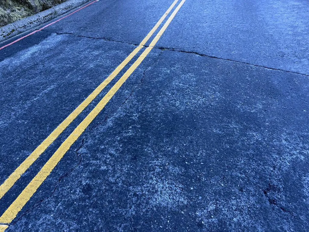 受大陸冷氣團南下及水氣影響，合歡山台14甲線高海拔路段有局部結冰機率。（圖／中央社）