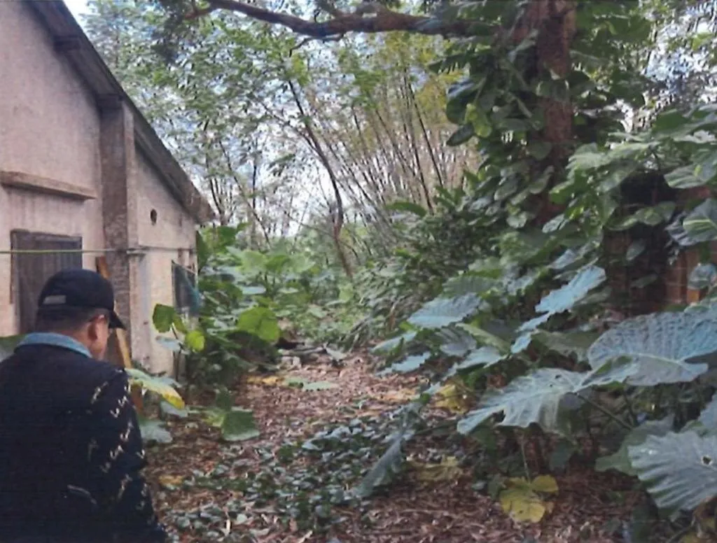 新竹縣竹東分局9日接獲民眾報案，於偏僻草叢內發現人體骸骨，現場情形令人毛骨悚然。（圖／翻攝畫面）
