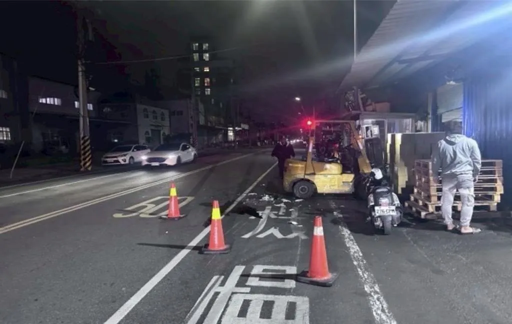 新竹香山玻璃工廠外籍移工無照開堆高機，還逆向違規行駛機車道，撞死一名資優高中生。（圖／翻攝照片）