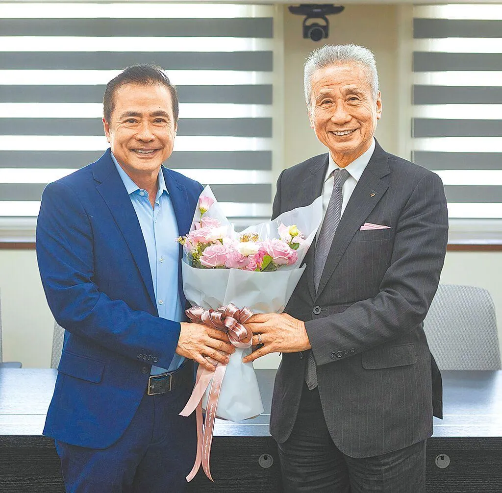 三立集團董事長張榮華（左）今年8月接任大同董事長，原董事長王光祥轉任會長。（圖/大同提供）