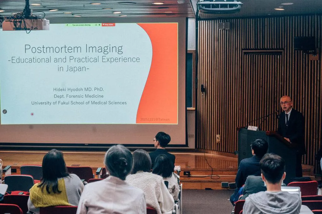 福井大學教授兵頭秀樹（圖）於會議中分享日本在死後影像教育訓練及建立國際準則的成果，並強調如何將死後影像檢查導入醫院流程的成功經驗。 （圖／台灣大學提供）