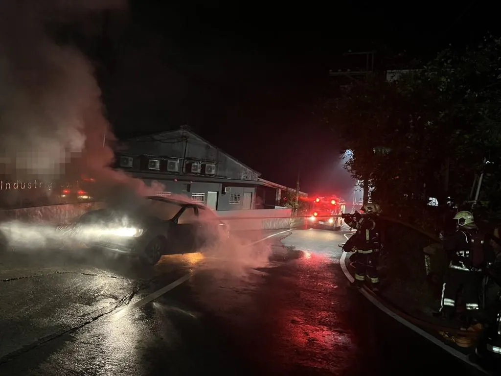 新北淡水頂田寮路於14日傍晚5時許，一輛行駛中車輛突然起火，車內2人急停車逃生並報警，但火勢迅速蔓延，消防隊到場時已全面燃燒。（圖／翻攝畫面）