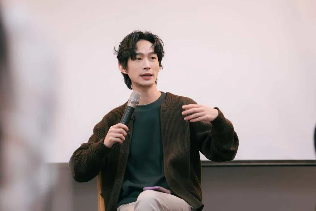 演員黃河獲公視邀請擔任「台語台表演班高雄班」講師,他分享即使拍戲多年,在大特寫前仍會緊張,並認為真正困住演員的往往不是技術,而是分心。(圖/公視台語台提供)