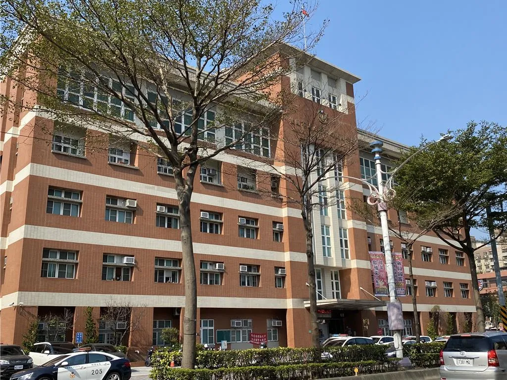 桃園鐵路地下化工程工地,被人發現一名男性遺體。(圖/翻攝照片)