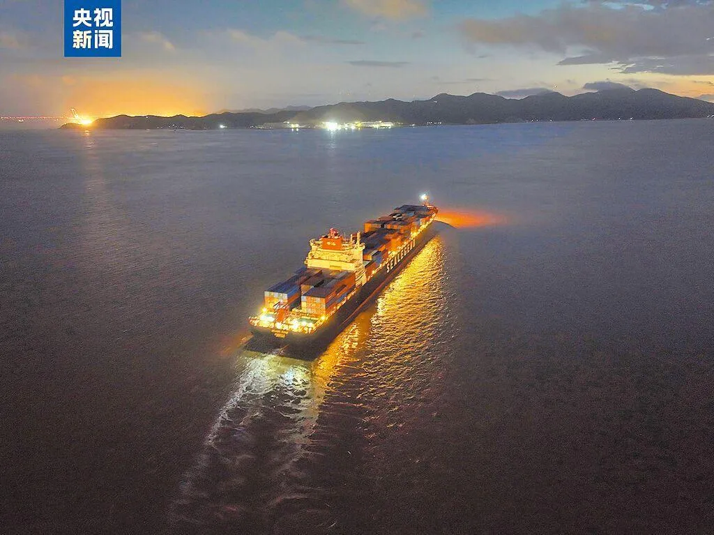 中國大陸海傑航運公司旗下的伊斯坦堡橋號貨櫃船23日從寧波舟山港啟航,在18天左右的航程中,將穿越北極圈駛向英國菲力斯杜港,標誌著全球首條中歐北極貨櫃快航正式開通。(摘自央視新聞)