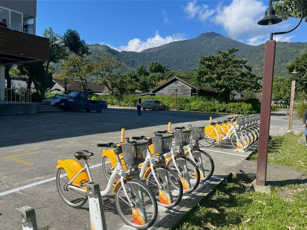 為協助馬太鞍溪堰塞湖溢流災區持續復原，微笑單車公司推出公益方案，在花蓮光復地區投入150輛YouBike並設置10處站點。（圖/花蓮縣政府提供）