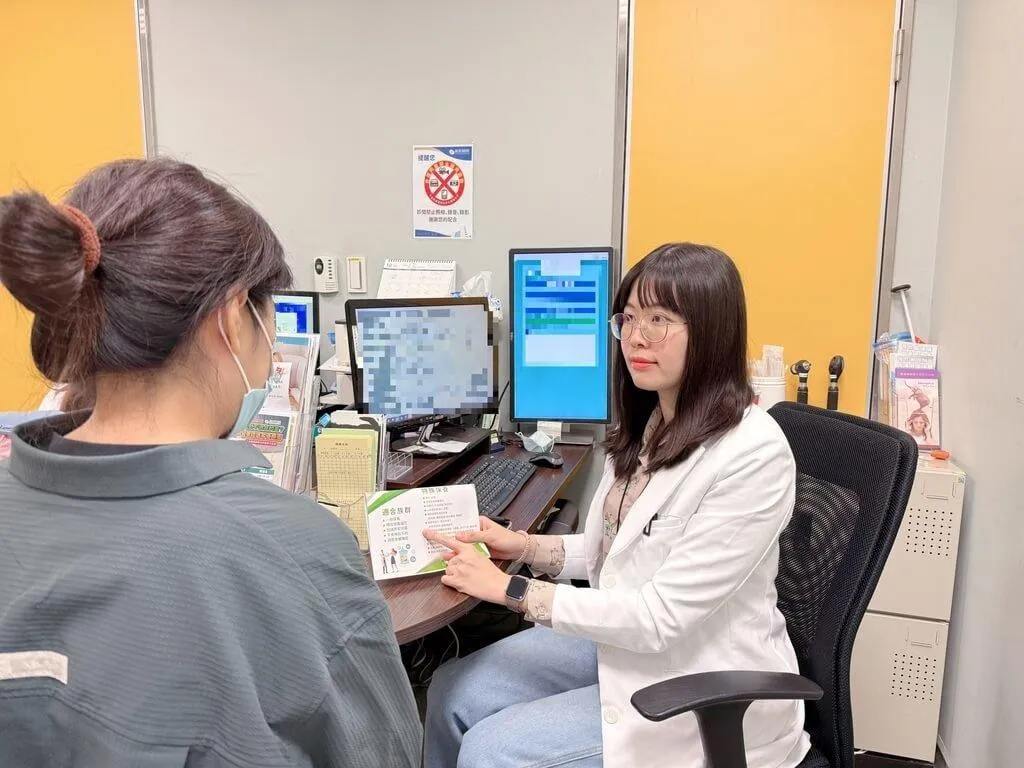家中長輩若出現不明原因疲倦、手腳麻木刺痛、走路姿態異常等，有可能是B12缺乏，應及早就醫釐清。（圖／長安醫院提供）