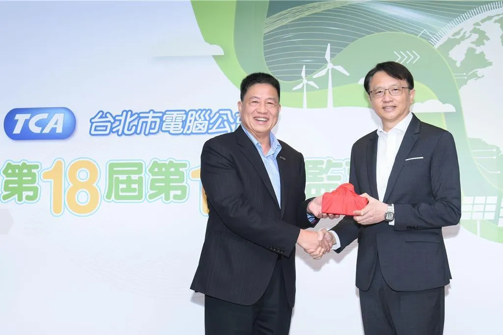 北市電腦公會理事長彭双浪（左）將公會使命傳承新任理事長陳俊聖。（圖／北市電腦公會提供）