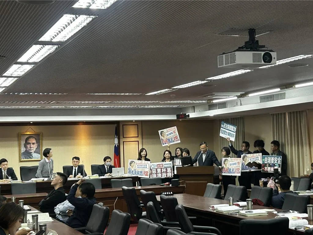 義川在23日立法院程序委員會中,帶領八名綠委上台抗議。(圖/資料照)