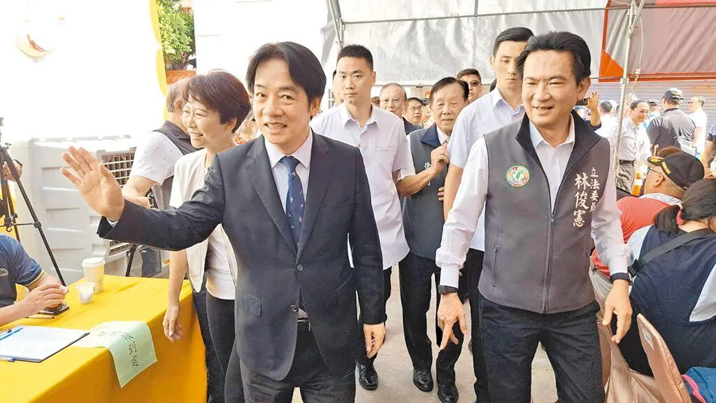 圖為賴清德(中)2024年8月到台南市中西區台灣首廟天壇揭匾,林俊憲(右一)與陳亭妃(左一)緊隨總統身邊。(圖/資料照)
