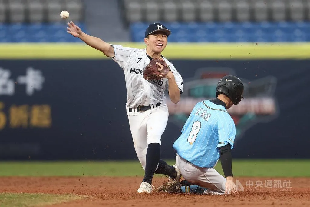 2025中信盃台日高中棒球對抗賽25日在新莊棒球場登場,北海道聯隊首戰交手羅東高工隊,北海道聯隊後藤健(左)比賽中完成雙殺化解攻勢,終場全隊以5比0完封羅東高工搶下首勝。(圖/中央社)