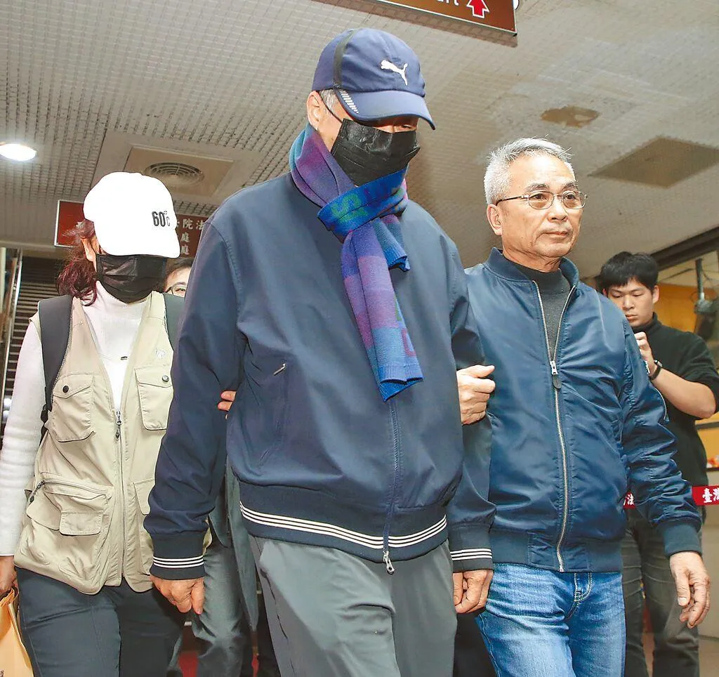涉行賄的東煒建設創辦人陳健盛(前中)、陳冠滔父子各獲200萬交保。(圖/中時提供)