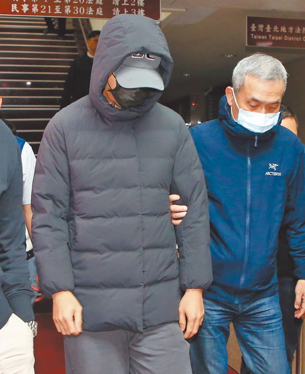 涉行賄的東煒建設創辦人陳健盛、陳冠滔(前左)父子各獲200萬交保。(圖/中時提供)