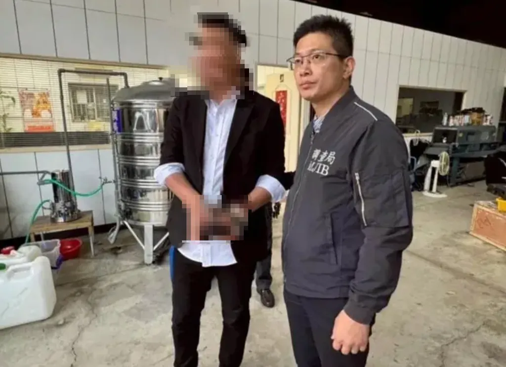 桃園46歲男子23日在網路發布恐嚇言論，引發社會不安，新北市調處人員到其住處拘捕。（圖／新北市調處提供）