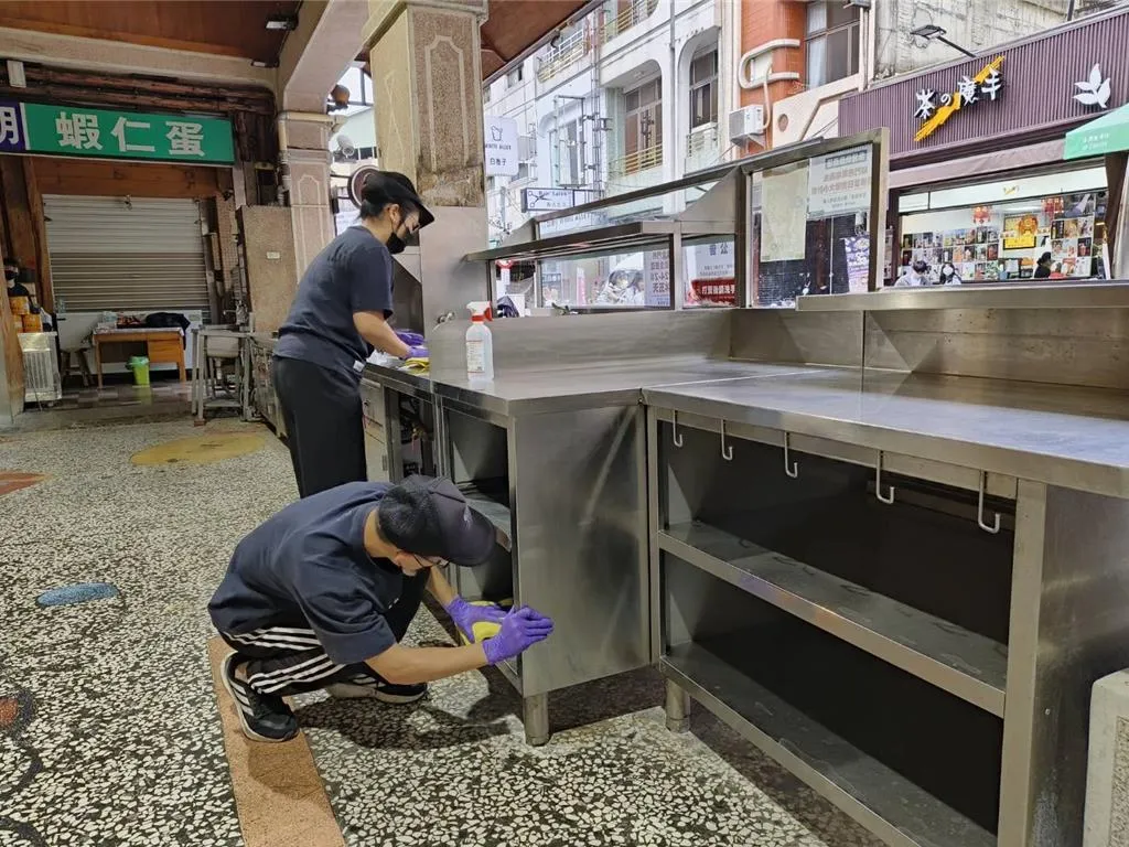 林聰明沙鍋魚頭中正路門市的員工在店內進行清潔消毒作業。（圖／中時／廖素慧攝）