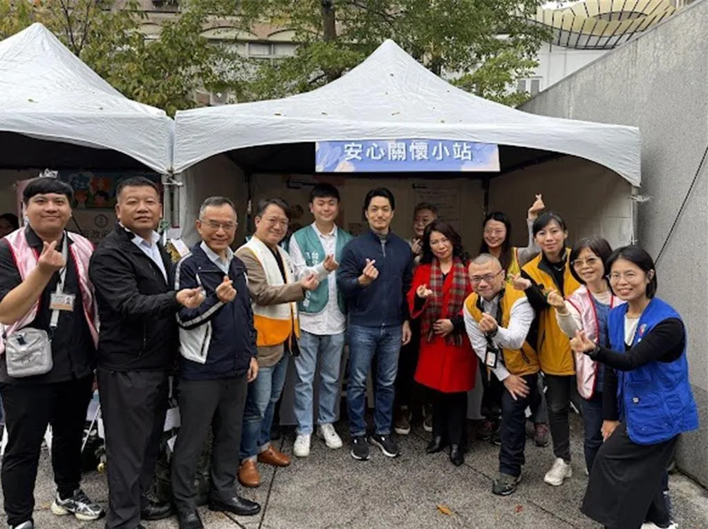 蔣萬安送上熱豆花與暖暖包,感謝社工人員、諮商心理師及員警。(圖/台北市府提供)