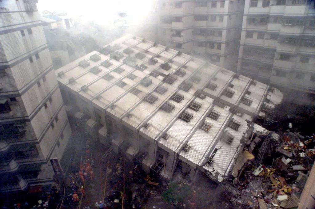 圖為1999年9月21日，新莊民安路一棟12層樓凌晨時分，地基斷裂傾倒。（圖 /資料照）