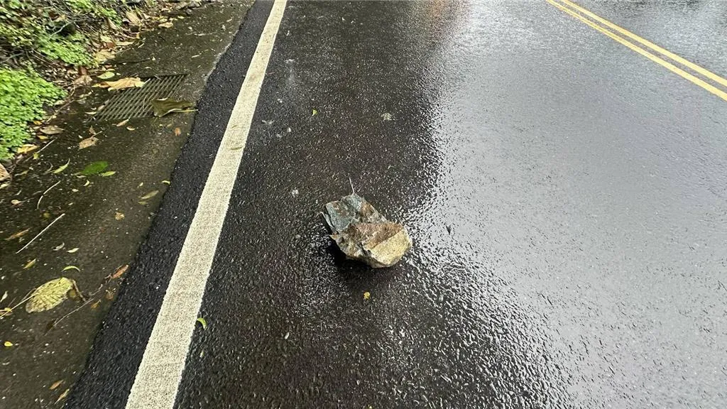 砸中車輛的落石。（圖／警方提供）