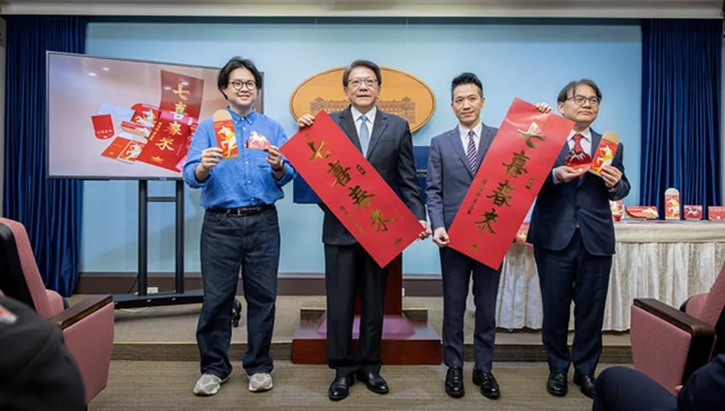 總統府29日公布「馬年」春聯、賀年卡、紅包袋與福袋。(圖/總統府提供)