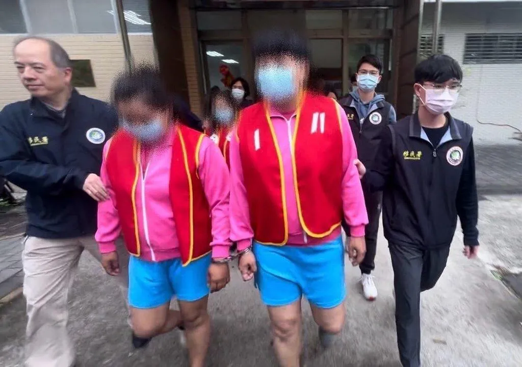 移民署專案小組調查,以鄭姓男子為首的非法仲介集團向旗下外籍人士收取每人每天新台幣400元仲介費,初估每年不法獲利達500萬元。移民署把外籍人士及鄭姓男子送辦。(圖/移民署提供)