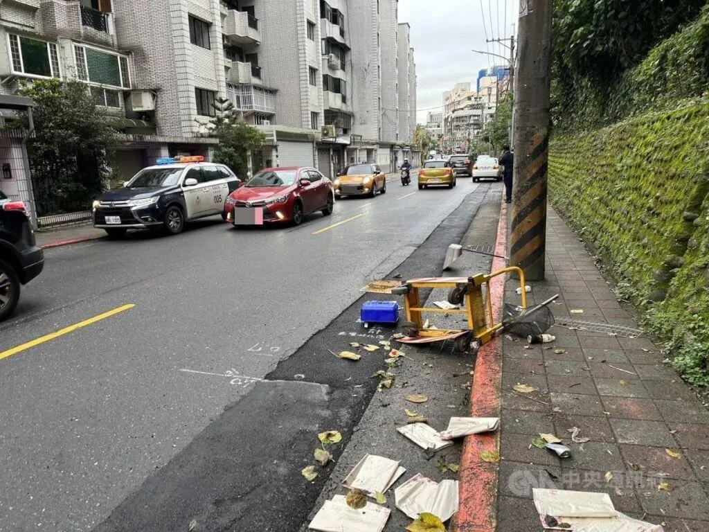 資深藝人王夢麟2025年12月29日開車在台北市內湖區康樂街接連撞上路邊清潔隊手推車和路燈桿，所幸未釀傷亡；警方到場酒測發現數值超標，全案詢後依涉刑法公共危險罪偵辦。（翻攝照片）