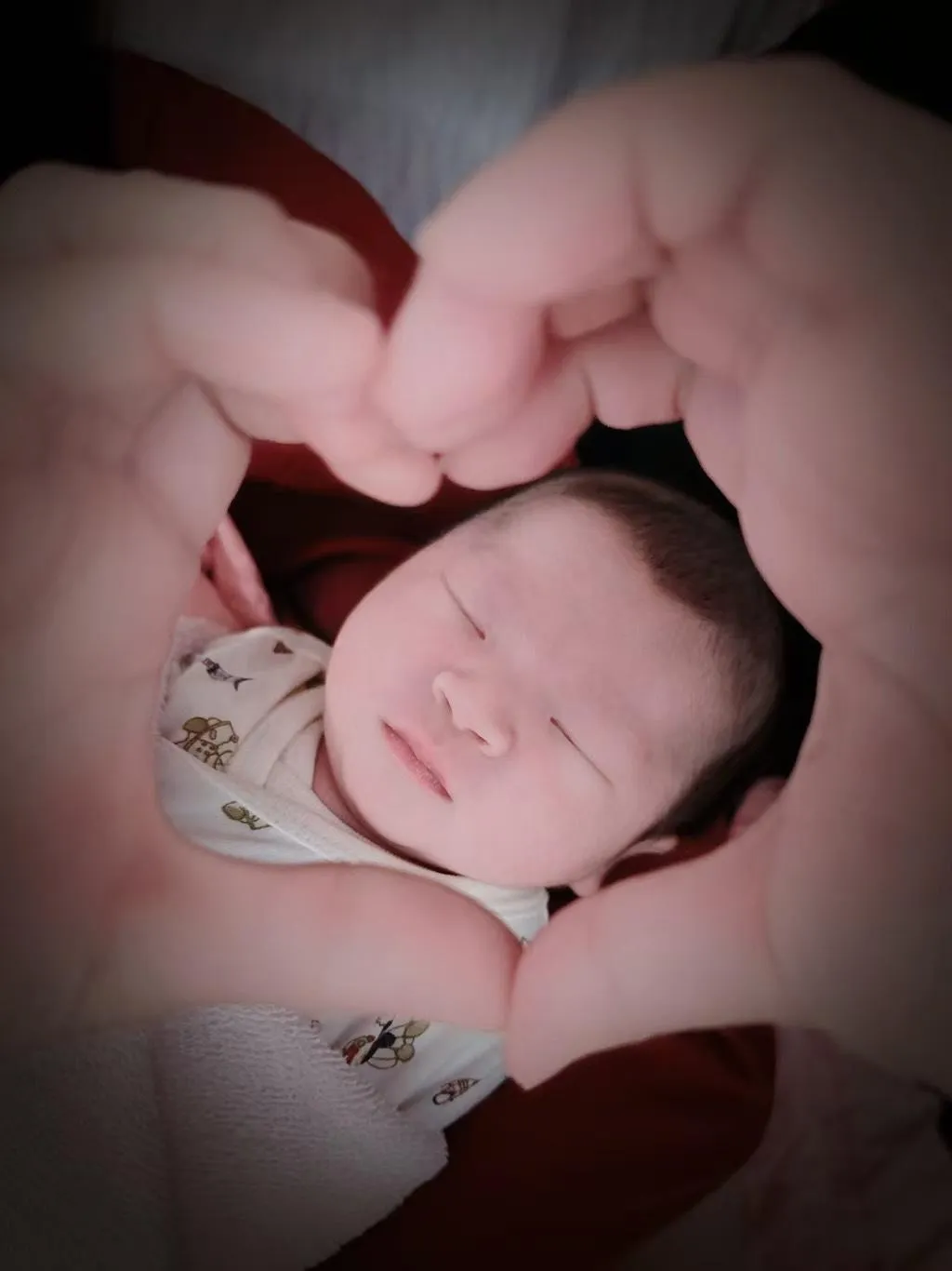 鄭亦真分享女兒正面照。（圖／中天新聞提供）
