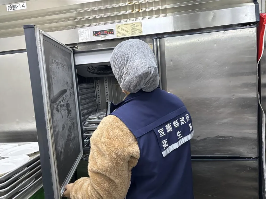 蘭城晶英酒店遭控食材上有疑似蟲體的異物,宜蘭縣衛生局獲報後前往稽查。(圖/宜蘭縣衛生局提供)