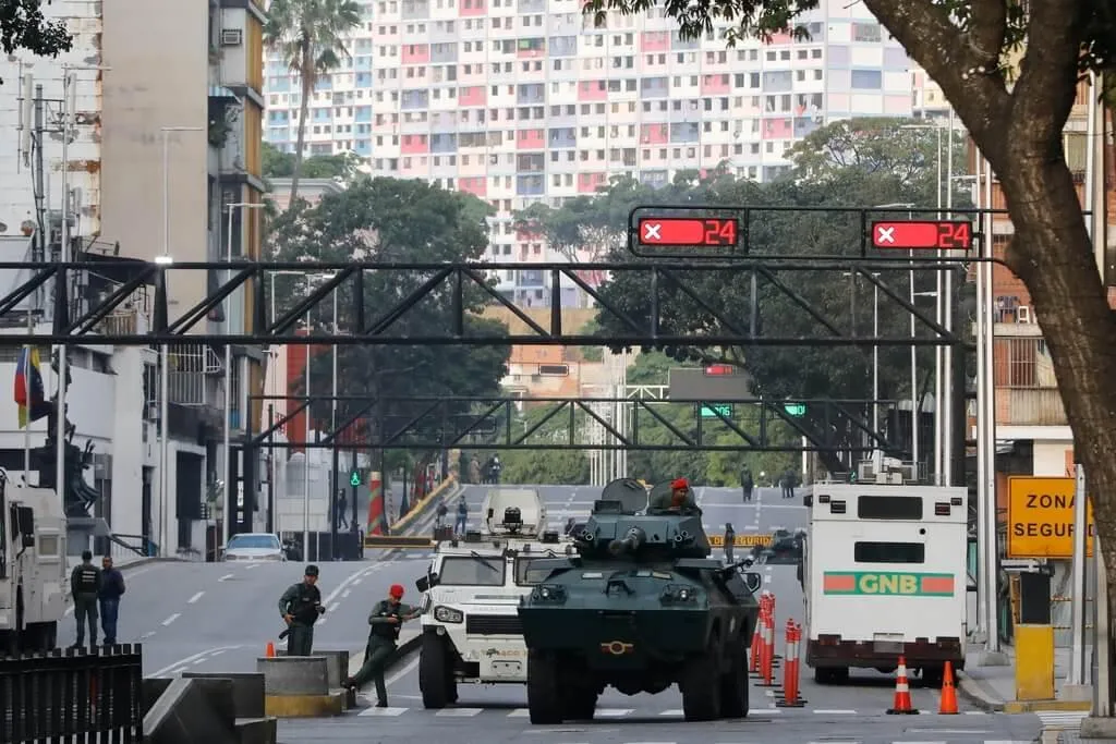 委內瑞拉首都卡拉卡斯3日凌晨傳出多起爆炸後，軍方封鎖通往總統府的道路。（圖/美聯社）