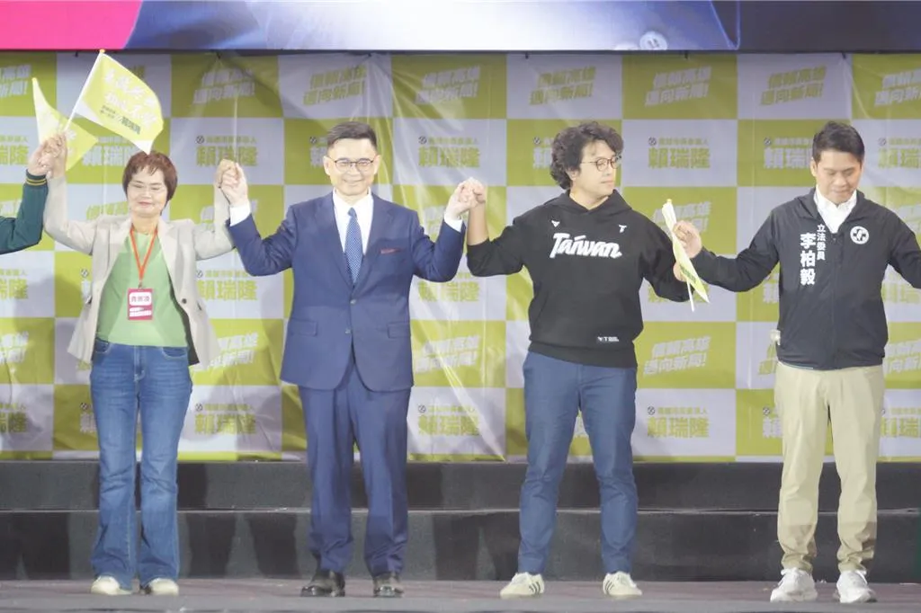 有意角逐高雄市長的民進黨立委賴瑞隆(左二),4日傍晚在高雄鳳山辦大造勢,立法委員沈伯洋(右二)上台宣講時口誤將「瑞隆委員」念成「瑞雄委員」。(報系資料照)