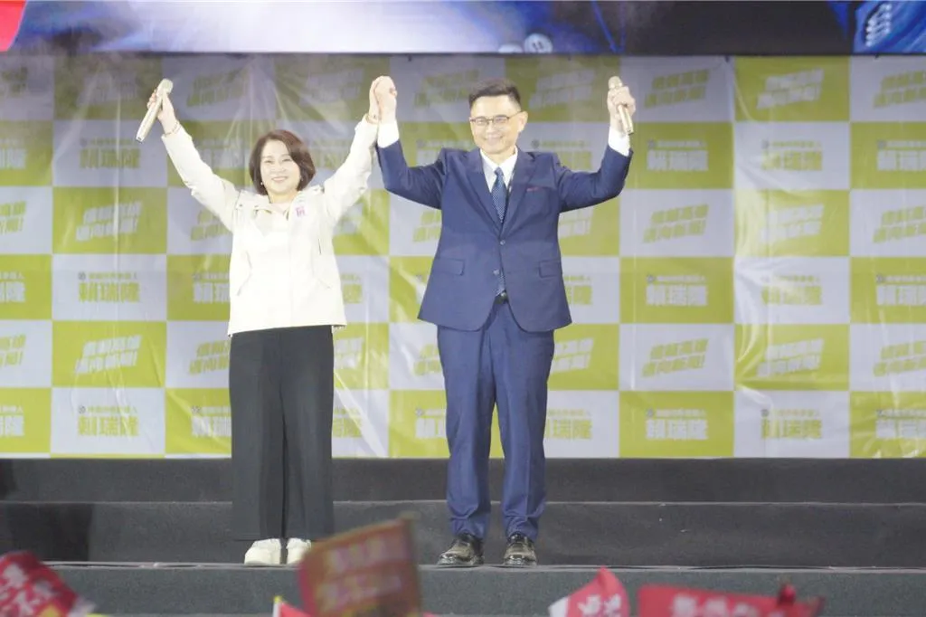 有意角逐高雄市長的民進黨立委賴瑞隆（右），4日傍晚在高雄鳳山辦大造勢，屏東縣長周春米（左）也現身站台。（報系資料照）