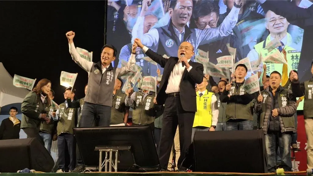 蘇貞昌（右）4日在林俊憲（左）的安南區造勢晚會上，高舉林俊憲的手。（報系資料照）