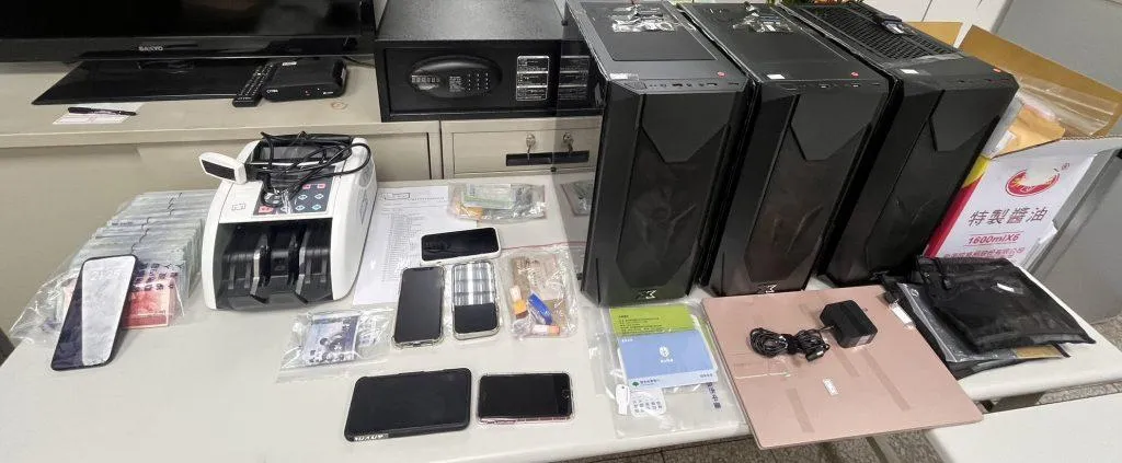 檢警查扣相關證物，這支洗錢集團半年涉嫌洗錢金額高達10億餘元。（圖／翻攝畫面）