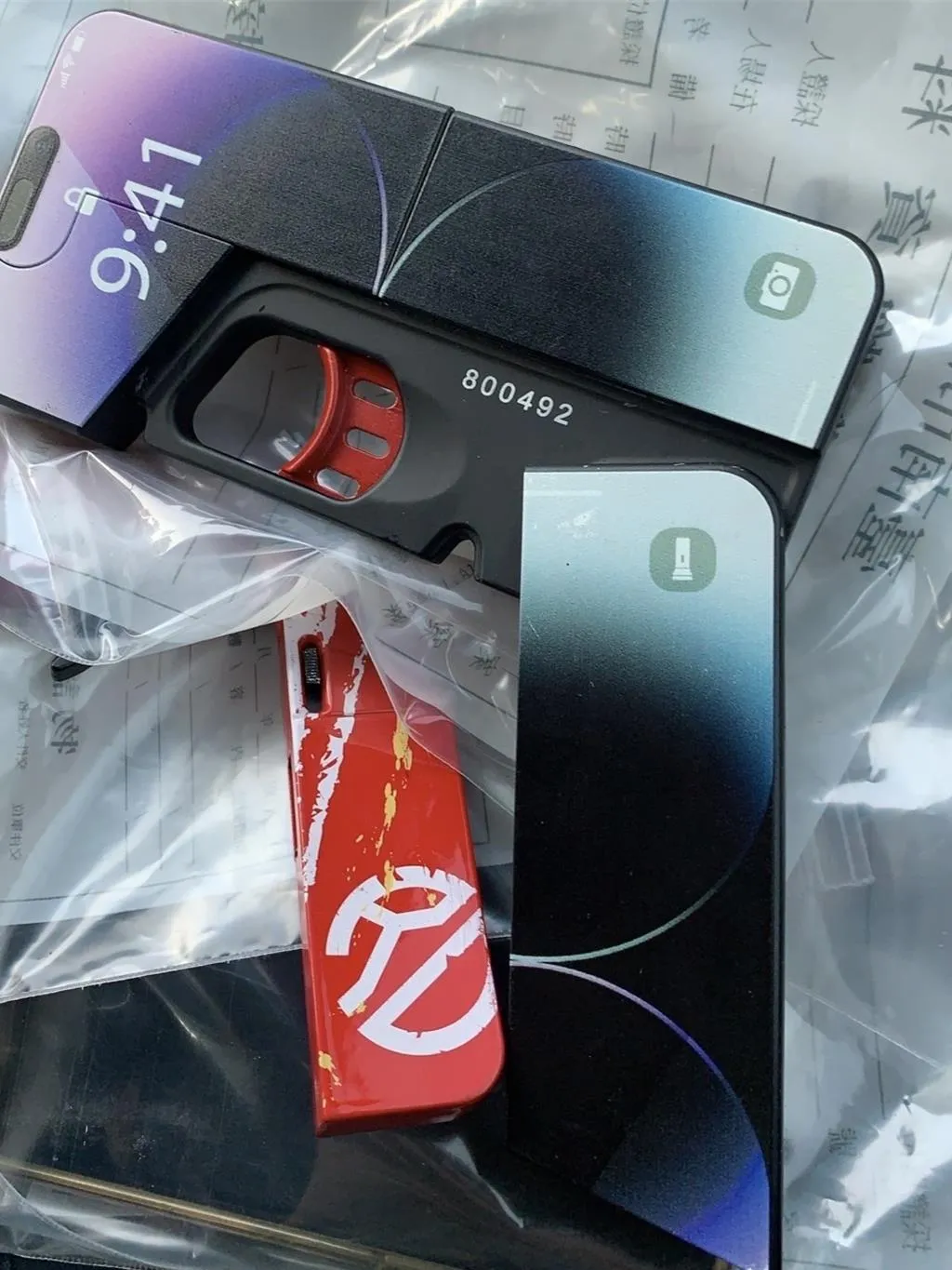 警方查獲的iphone外型折疊式改造手槍。（圖／民眾提供）