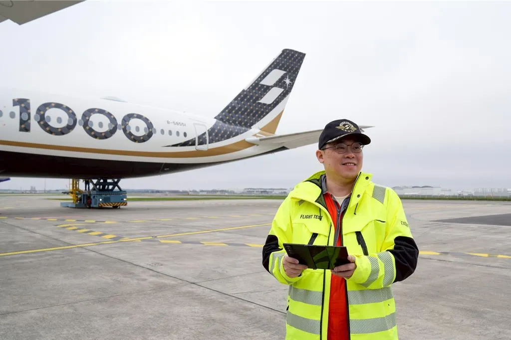星宇航空(2646)董事長張國煒今(6)日駕駛全台首架A350-1000廣體機飛抵台灣。(圖/星宇航空提供)