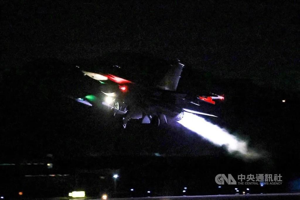 圖為空軍花蓮基地F-16V演練夜間緊急起飛。（中央社檔案照片）