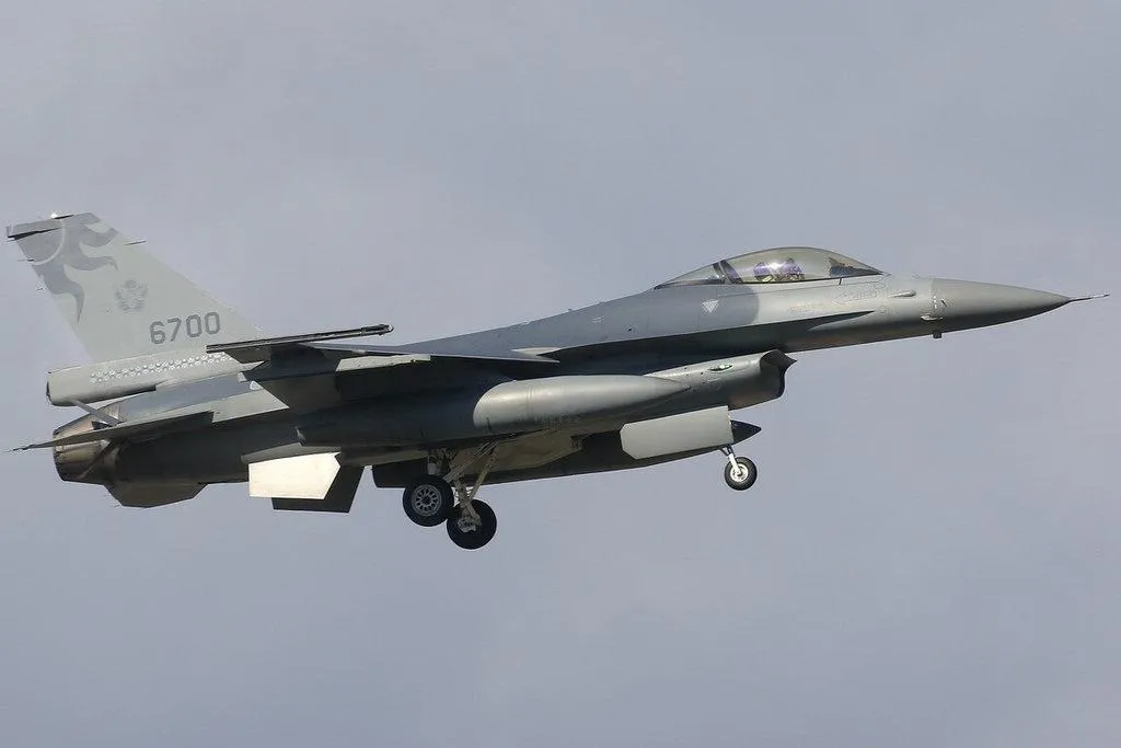 空軍司令部6日發布新聞稿表示，花蓮基地一架F-16V（blk20）單座戰機（機號6700），晚間由飛行官辛姓上尉駕機起飛執行例行性訓練任務，於花蓮縣豐濱鄉東面10浬疑跳傘，空軍已成立應變中心，展開搜尋行動。（圖／中央社）