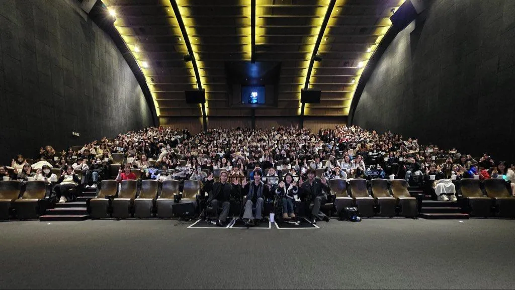 CNBLUE 7日在韓國舉辦新專輯LISTENING PARTY，與粉絲開心合照。（圖／翻攝自CNBLUE Ｘ）