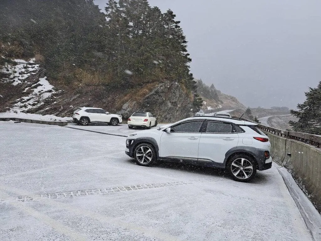 受強烈大陸冷氣團影響,合歡山松雪樓8日上午下冰霰,松雪樓周邊成雪白世界。(圖/松雪樓提供)