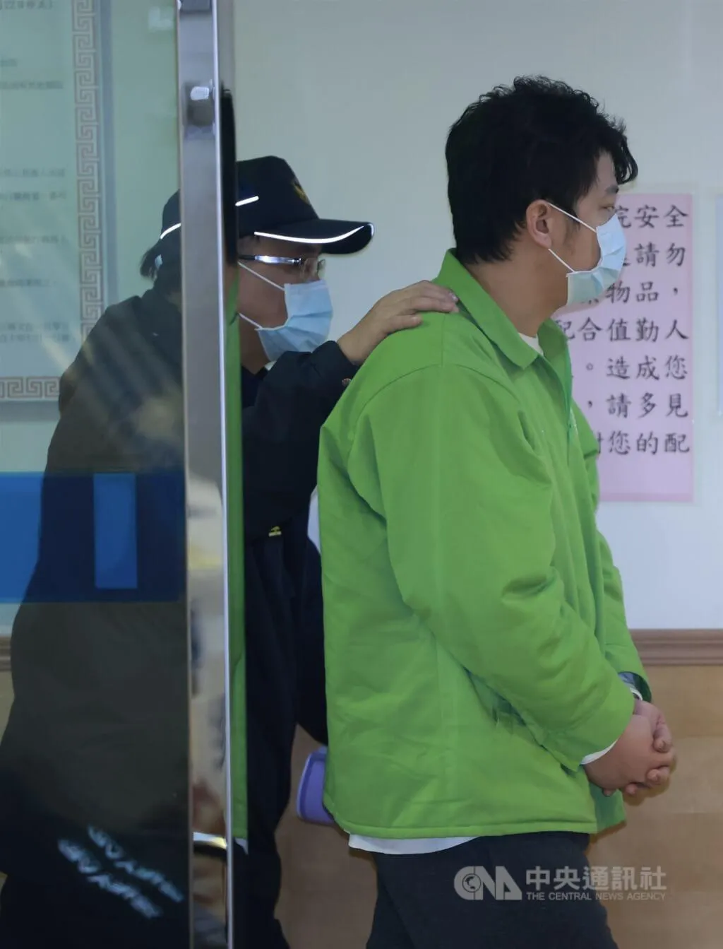 高檢署智慧財產分署偵辦台積電2奈米洩密案，追出另有台積電前陳姓工程師（右）涉嫌竊取核心技術，全案8日上午移審智慧財產及商業法院。智慧法院晚間裁定羈押禁見。（圖／中央社）