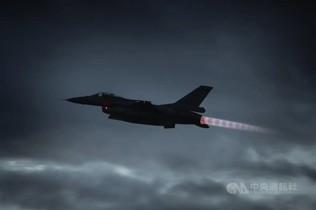 圖為F-16V戰機夜航訓練。（中央社）